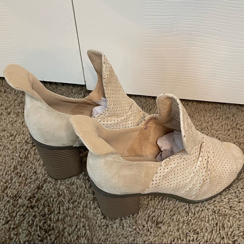 G.C. Shoes peep toe beige ankle heeled booties